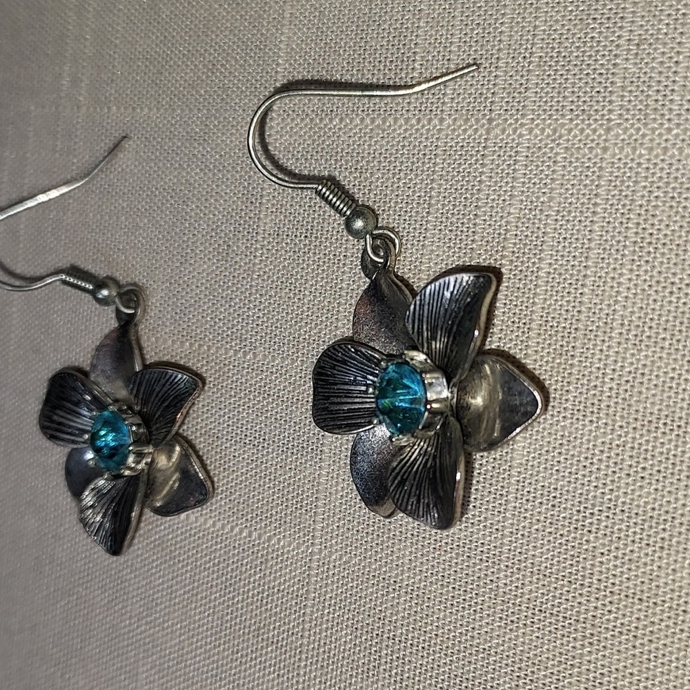 Premier Designs Garden Gate Earrings - Picture 3 of 7